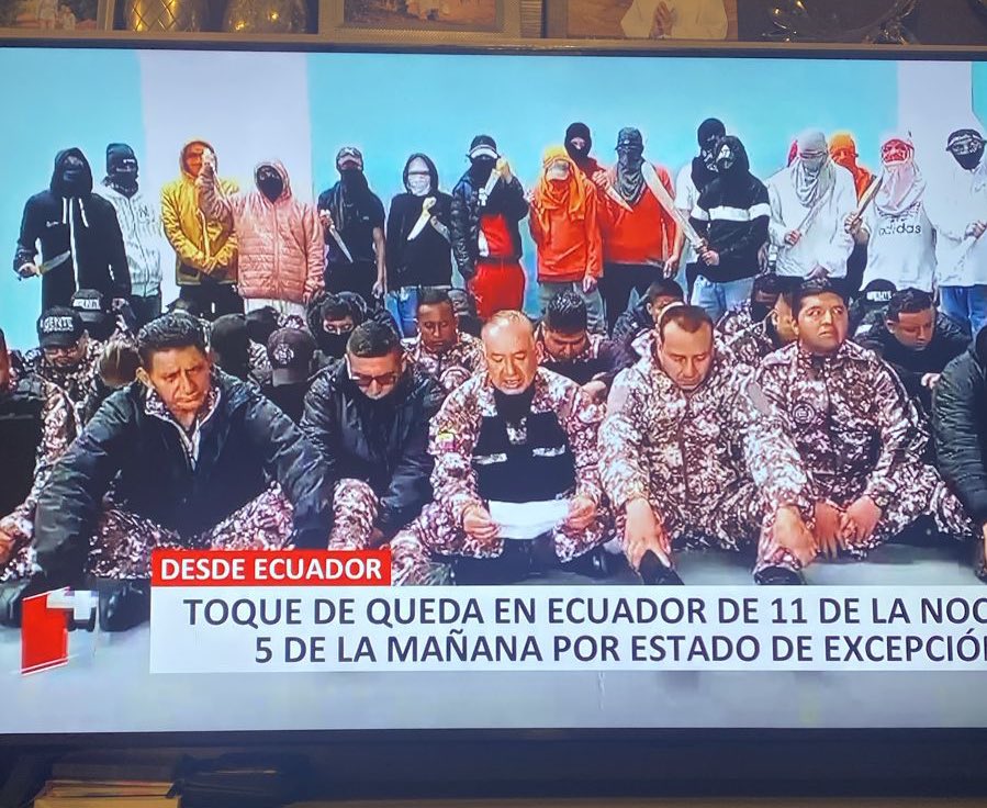 Criminales HAN TOMADO las cárceles en ECUADOR. 
Se puede replicar en Peru? 
Alerta <a href="/PoliciaPeru/">Policía Nacional del Perú</a> <a href="/MininterPeru/">Ministerio del Interior 🇵🇪</a> <a href="/presidenciaperu/">Presidencia del Perú 🇵🇪</a> <a href="/INPEgob/">Instituto Nacional Penitenciario - INPE</a> 
Tomen medidas y que no nos agarren de sorpresa. 
Medidas radicales señores del gobierno!
