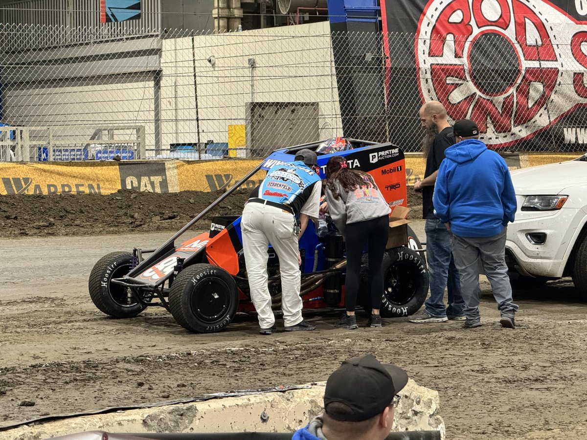 Walkapedia_'s tweet image. All drivers being checked for wearable Bluetooth devices and being given new Raceievers (one-way communication) before they fire off.