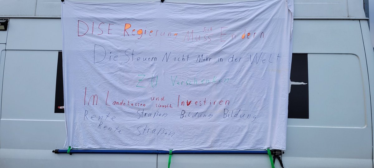 Bitte_Danke_CGN's tweet photo. @MaPru66 @FlugschuleE #K0801  Also ich habe mit dem Ersteller dieses Plakats PERSÖNLICH gesprochen. Er saß nämlich im Auto. Nach EIGENEN Angaben ist das Plakat "etwas verunglückt", weil er "keine Zeit hatte"! Keine Legasthenie! Nix mit Behinderung! 
Aber eine riesengroße Klappe hatte er! https://t.co/ngjTgIJAiB