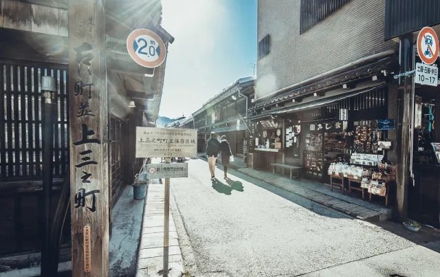 pulse_party1031's tweet photo. Exploring the charm of Takayama's Kamisannomachi! 😍  Stroll through this well-preserved Edo-period district, marveling at historic architecture. 🏯  
👉 https://t.co/DnYp1ioeD5 
#takayama #kamisannomachi #history #japan #travel #VibeDaily https://t.co/YQCYsqat5j