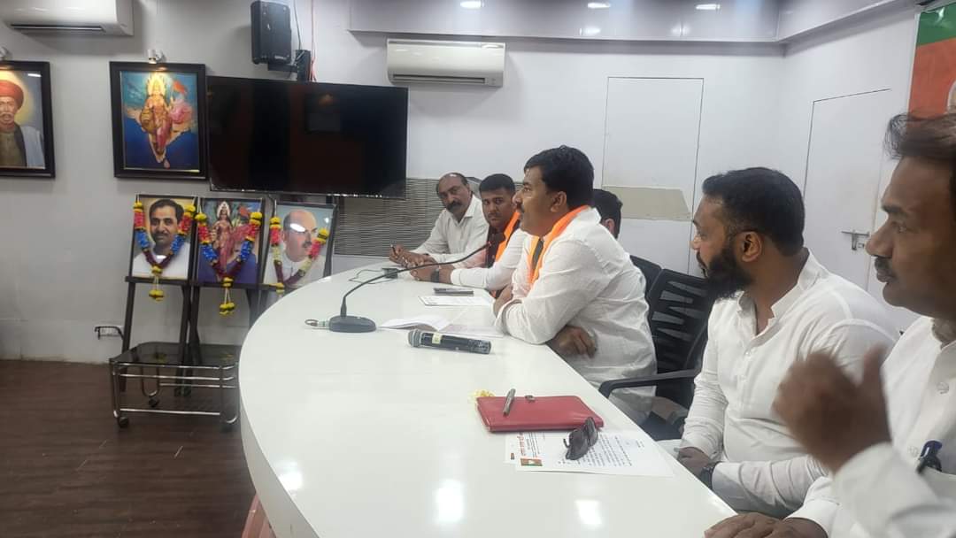 IdrisMultani55's tweet photo. आज मुंबई येथे ख्रिश्चन समाजाची बैठक संपन्न झाली त्यावेळी आ.प्रसाद जी लाड,ख्रिश्चन प्रमुख राहुल बजाज,अल्पसंख्याक मोर्चा उपाध्यक्ष सलीम बागवान जी, अन्वर पठाण जी,नजीब पठाण जी,ज्युलियन जॉन,मुकुंद बोरे,थॉमस फर्नांडिस आदी उपस्थित होते. https://t.co/BSPmyrnWck
