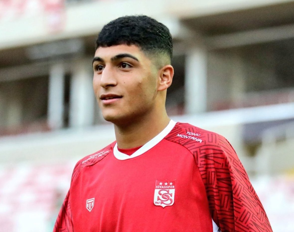 FabrizioRomano's tweet photo. 🔴⚪️🇹🇷 Brentford completing deal to sign Turkish talented midfielder Yunus Emre Konak, confirmed and here we go!

Medical this week in England for Konak who’s turning 18 tomorrow — deal agreed with Sivasspor, all set to be sealed.

One more talent for Brentford 🐝 https://t.co/8fYG0xZORw