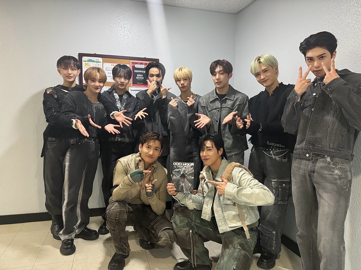 kwaveone's tweet photo. 🌟 MEETING TVXQ! LEGENDS: NTX IN AWE 🌠

NTX members share a starstruck moment with the iconic TVXQ! Love and respect in one frame. 🤩🙌

#NTX #엔티엑스 #TVXQ #동방신기 #LegendsMeet https://t.co/WZp1wki17A