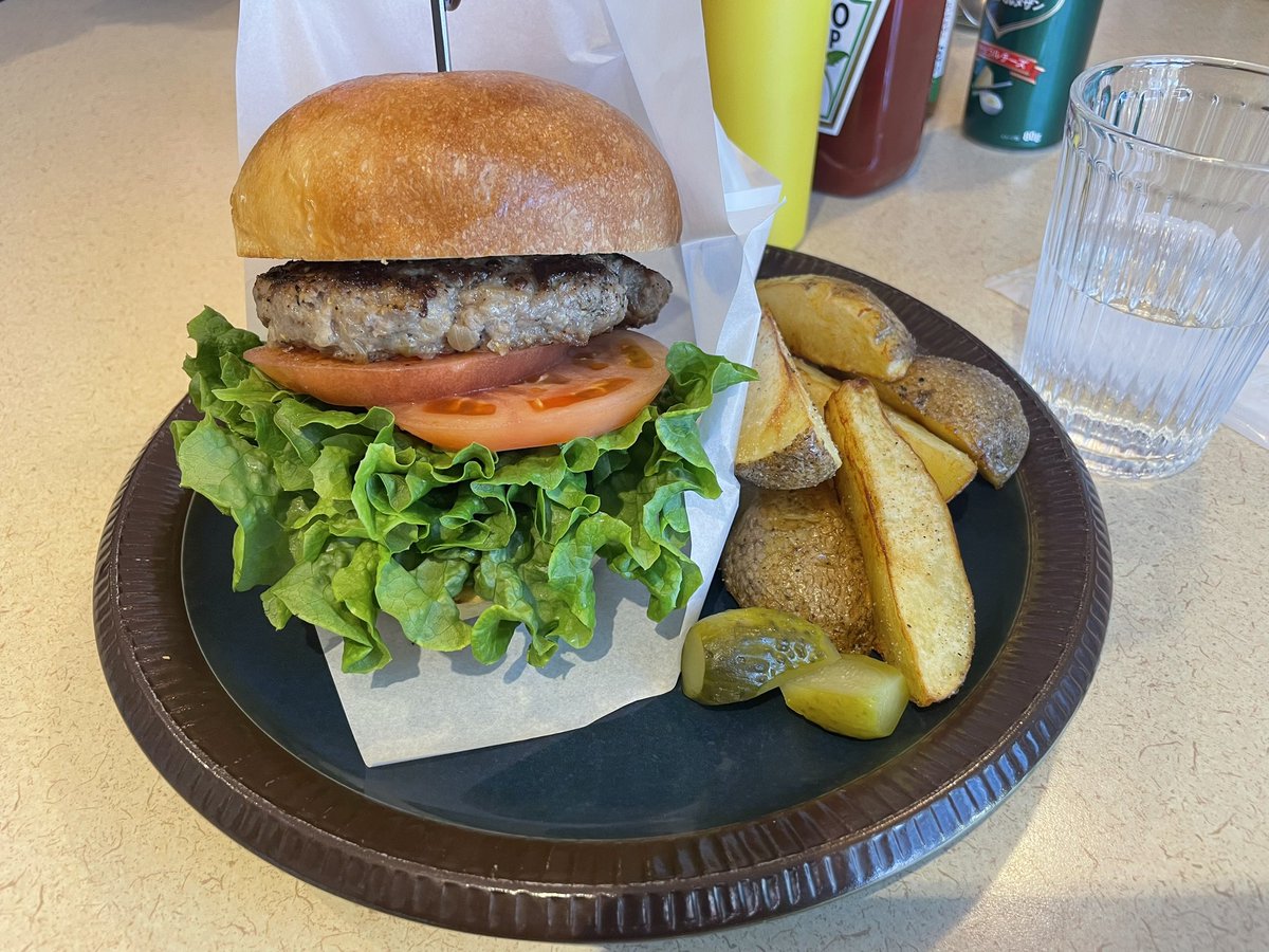 Maman7676's tweet photo. 初出勤でお昼に初バーガー🍔
相変わらずウマイウ
#sunsetdiner https://t.co/FH6atHGvYt