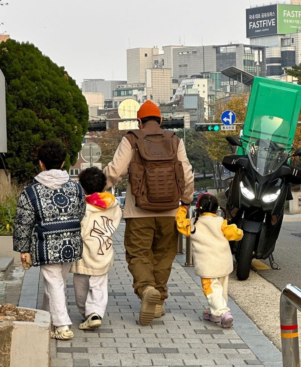 [PICS] Appa and the kids😍❤️
(📸: <a href="/Quanninomarley/">ha dong hoon</a>)
