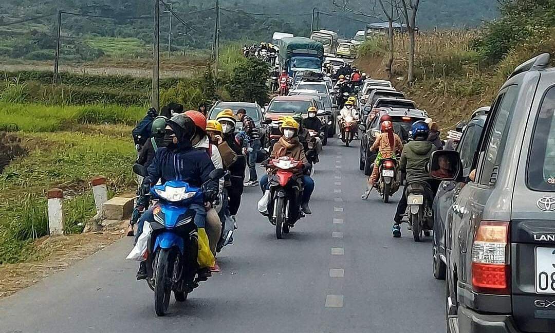 csanii7_7's tweet photo. Bạn có thể khiến mọi người rời bỏ quê hương họ, nhưng bạn không thể cướp mất quê hương trong trái tim họ ,Mọi thứ luôn trôi về phía trước, chỉ có nhà là vẫn ở lại phía sau, để đón ta trở về … https://t.co/XeuYLHKqXt