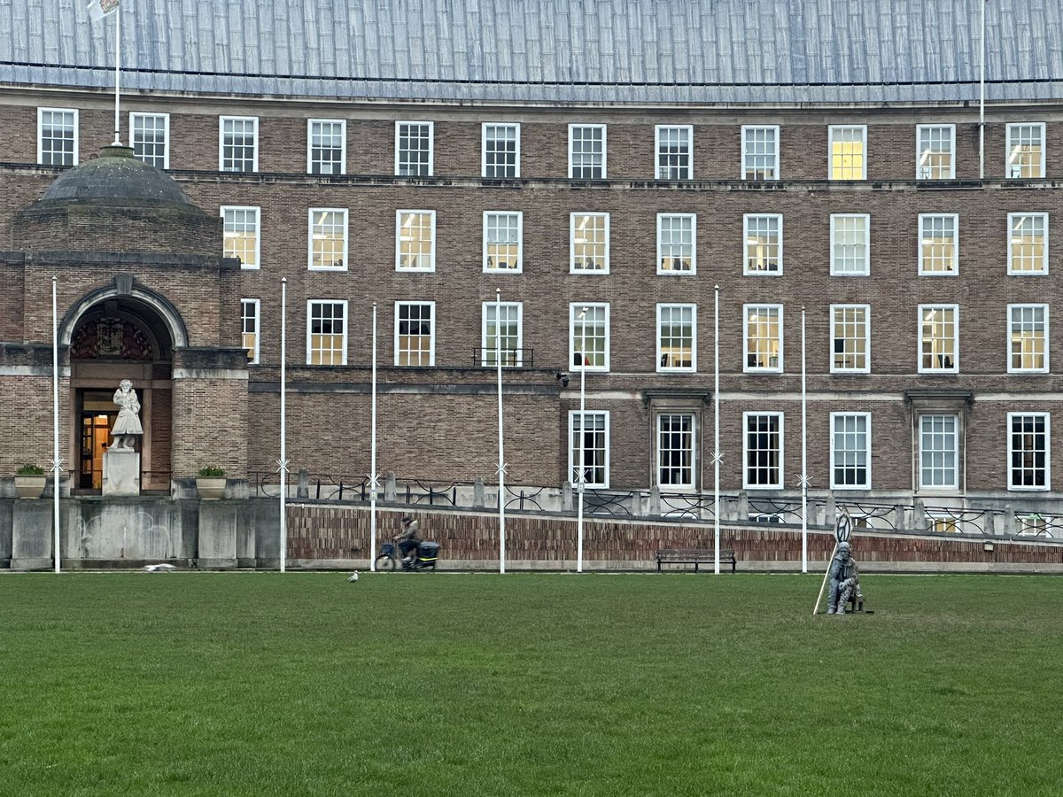 Dani_in_Bristol's tweet photo. This new addition on College Green genuinely made me stop in my tracks and hit a nerve this morning - says a lot about the power of art #Bristol #newstatue https://t.co/9cA1cN1nxy