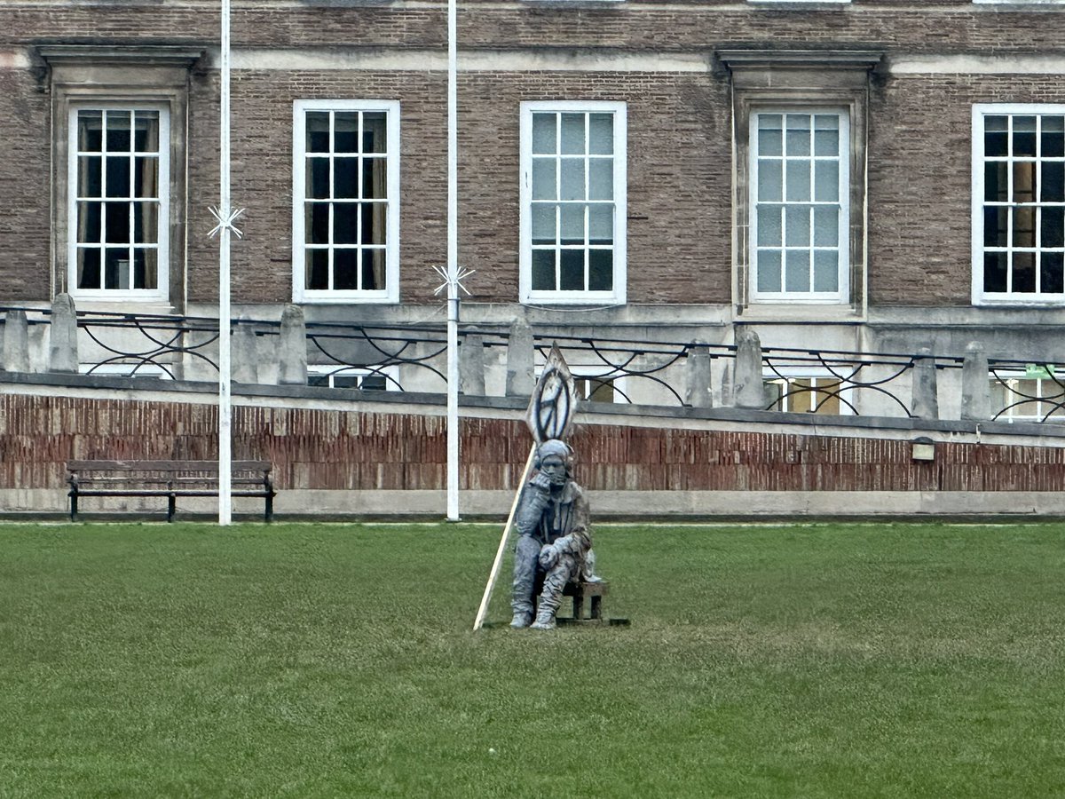 Dani_in_Bristol's tweet photo. This new addition on College Green genuinely made me stop in my tracks and hit a nerve this morning - says a lot about the power of art #Bristol #newstatue https://t.co/9cA1cN1nxy