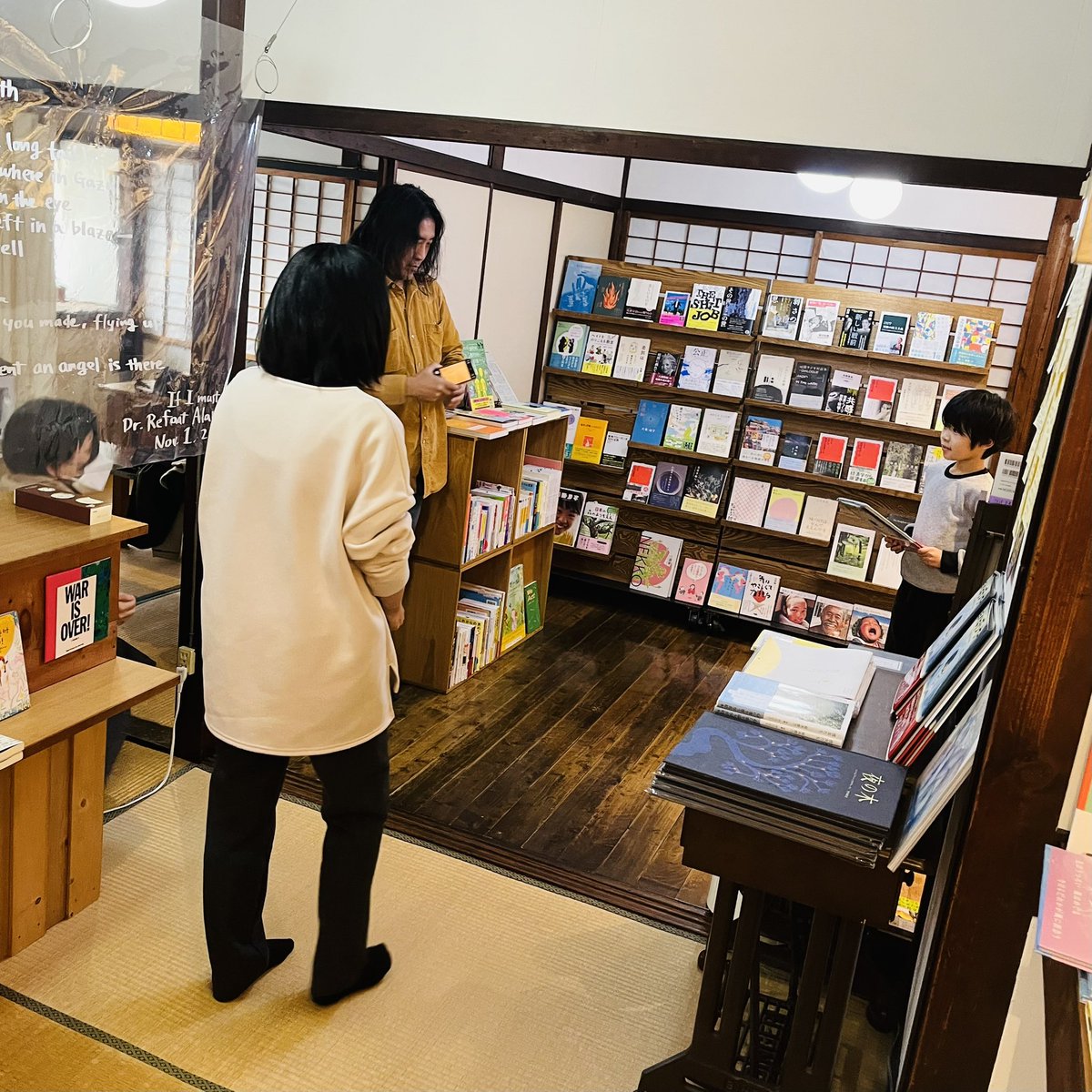 masashiishizu's tweet photo. スロウな本屋店主小倉さん、山陽新聞記者Sさん、ありがとうございました。
また、岡山でお会いしましょう。（イシズ&amp;8歳　#slowbooks  #sanyonews_dec #IWASAKISHOTEN 
#ぼくはダンサー　#バレエ https://t.co/PzrgOPSL40