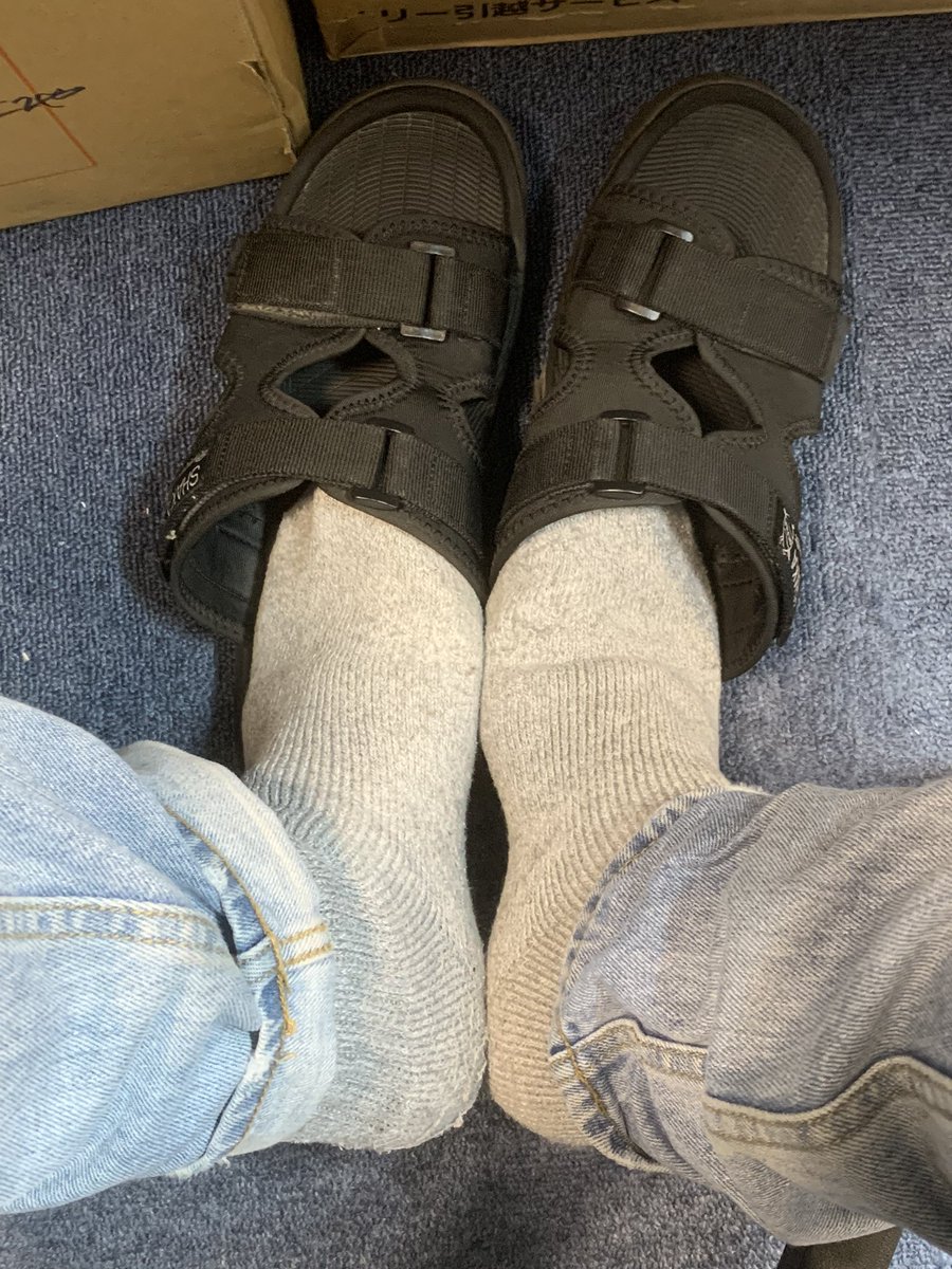 v3_sock's tweet photo. なんだろ？めっちゃ足が臭いw
この状態で臭ってくる😂 https://t.co/8GPEvb2N8l