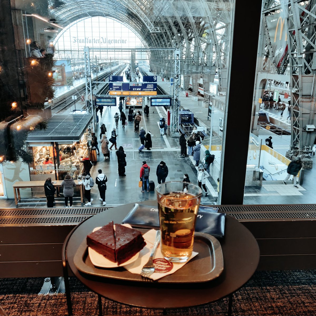 WorldonRails's tweet image. Goooood morning from the @DB_Bahn premium lounge in Frankfurt am Main, which is in my 4th country by train in 2024 🤗

And because why not I plan to add another 4 countries today 🚄😍

#WorldonRails
#createyourownstory
@Interrail