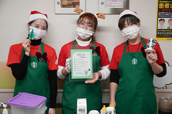 tmdu_pr's tweet photo. 【小児科病棟のクリスマス会にスターバックスが参加】

12/20に #東京医科歯科大学 小児科病棟でクリスマス会が開催され、スターバックスコーヒー 東京医科歯科大学店のスタッフ3人がボランティアで入院中の子どもたちと付き添いのご家族に飲み物をサービスしてくれました。

https://t.co/xmgS5MUFJB https://t.co/vpcBjfU7C5