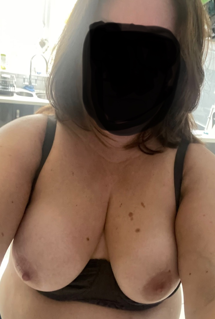 Anyone fancy keeping me warm on this cold #tittytuesday what do you want to do to me?