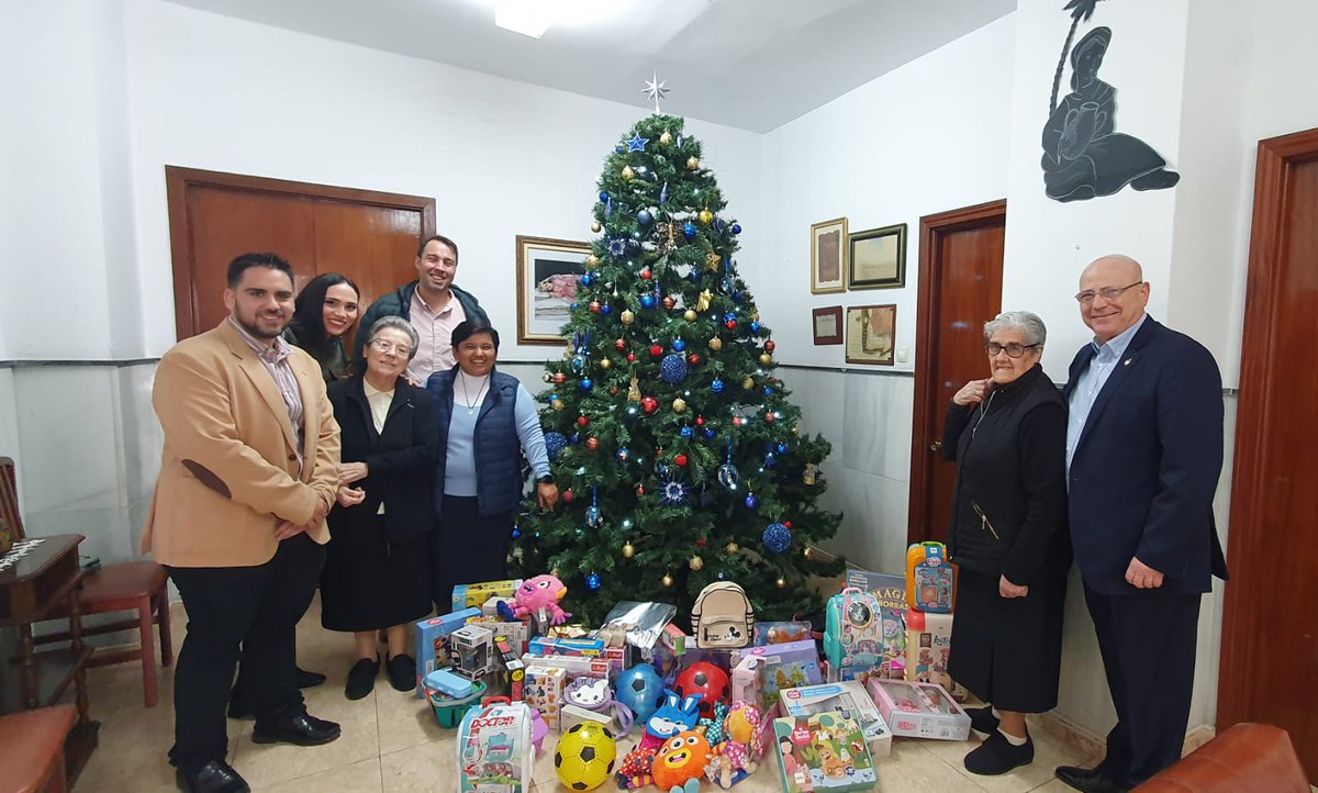 icamelilla's tweet photo. Entrega de juguetes y alimentos por @AjaMelilla para los niños que acogen y apoyan las Monjas de la Divina Infantita y las Monjas de María Inmaculada. Les acompañó el Decano @BlasImbroda. Un acto de solidaridad que se repite año tras año. https://t.co/PDccHVbu9s