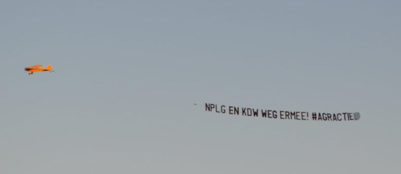 Boeren geven de formerende partijen een boodschap mee. Vliegen boven de Zwaluwenberg in Hilversum #Agractie #Formatie