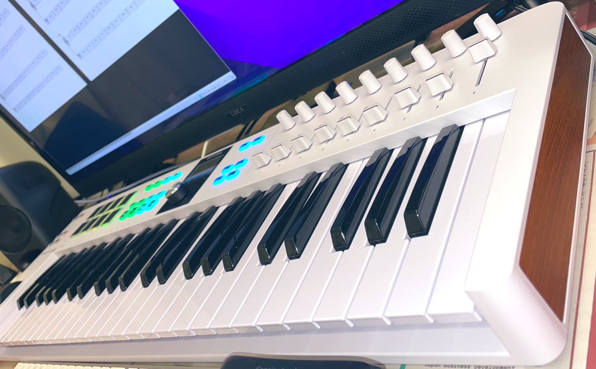 FujiokaKurumi's tweet photo. 今年は新しい機材導入な始まり!
という事で偶には機材関係の話をちょこっと。
ミニ鍵盤じゃないコンパクトなのが欲しくて
#ARTURIA のmidiコントローラー
#KeyLab Essential 49 mk3
サイズ感ちょうど良かった〜
白カラーも素敵✨(実物はもっと綺麗な白🥺)
音源やDAW連携も良さそうで楽しみ! https://t.co/MDkI4Wn4RR