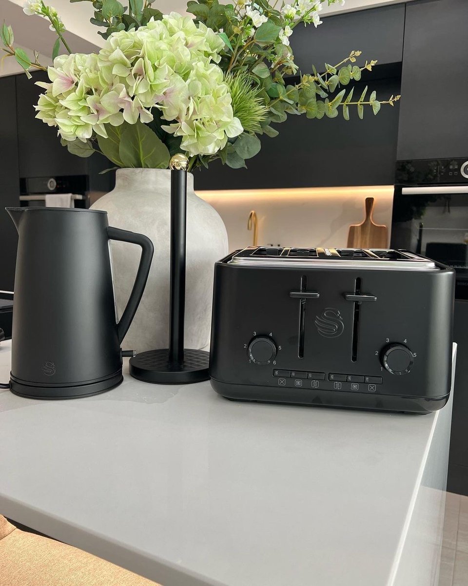 SwanBrandUK's tweet photo. We just LOVE an organised kitchen aesthetic 
@at_the_barkers🤩🖤

How sleek does our Stealth collection look here?!👀

#stealthcollection #kitchenappliances #kitcheninspo #organisationhacks #kitchendecor #swanbrand https://t.co/4hsOrVzwLK
