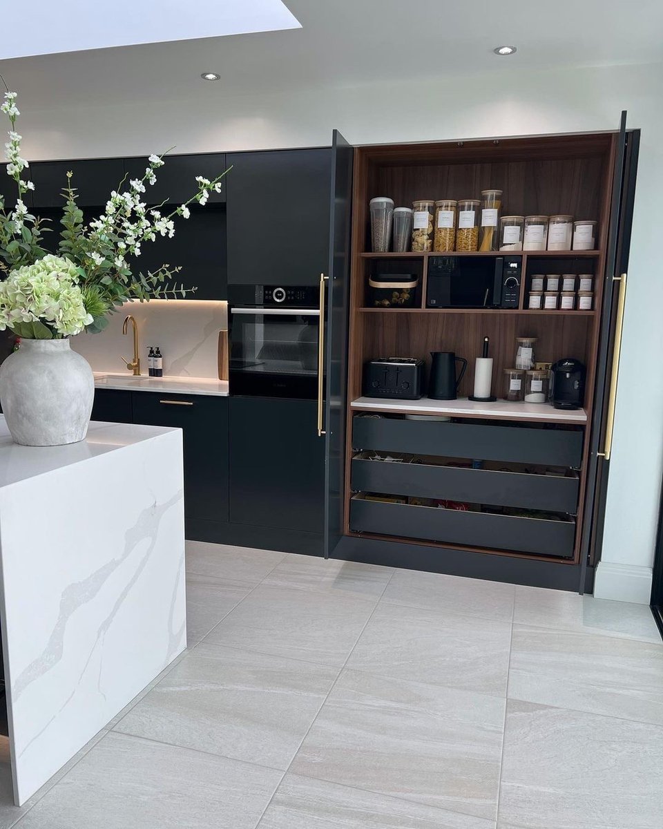 We just LOVE an organised kitchen aesthetic @at_the_barkers🤩🖤 How sleek does our Stealth collection look here?!👀 #stealthcollection #kitchenappliances #kitcheninspo #organisationhacks #kitchendecor #swanbrand