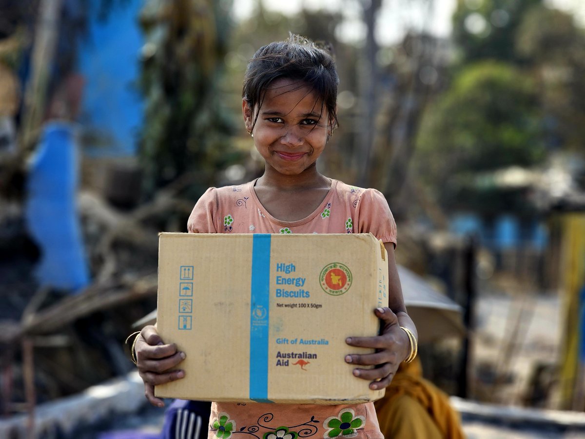 A fire at the refugee camps Cox's Bazar, #Bangladesh, has impacted thousands of #Rohingya refugees. WFP has responded with fortified biscuits and hot meals, while #WFPEngineers are assessing the damage to support rehabilitation efforts.