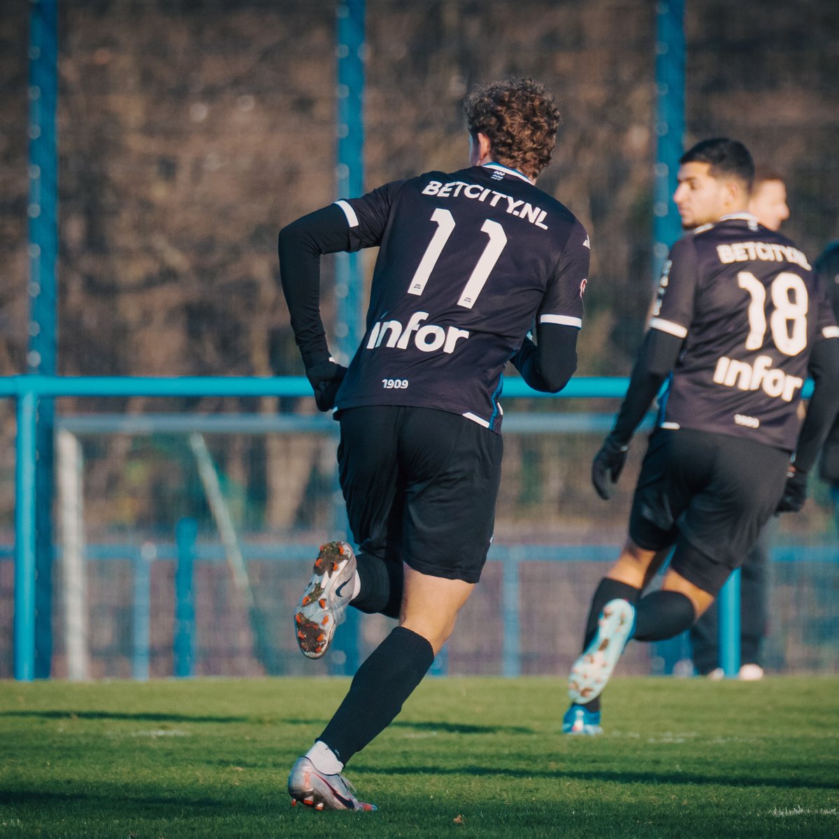 FCEindhoven's tweet photo. Deze week hebben in de oefenduels tegen VV Gemert en MSV Duisburg verschillende FCE SRP Zuid academy spelers mee mogen spelen. 

Eerder trainden zij ook al mee: Hugo Deenen, Thijs muller, Ruben van Eijndhoven, Tyrese Simons, Emiel Bancken en Shane van Aarle. 

#FCEindhoven https://t.co/MDL10HZp1w