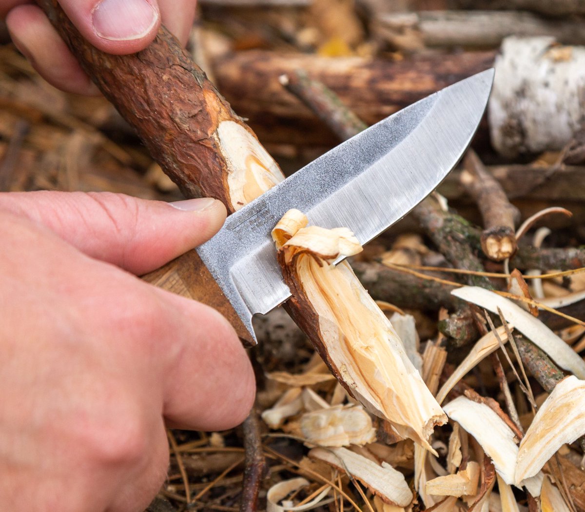 For making feather sticks use softer woods because they burn more easily.  Keep all the feathers on the same level as the wood to increase the surface area for better heat contact, which helps the fuel catch fire🔥

#bpsknives #bushcraft