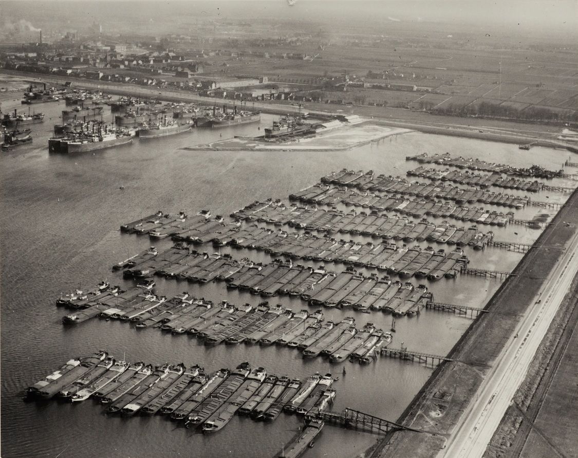 De Waalhaven met opgelegde schepen in verband met de economische wereldcrisis, 4 maart 1931. Op de achtergrond links Charlois. De foto is gemaakt door KLM Aertocarto en komt uit het @stadsarchief010