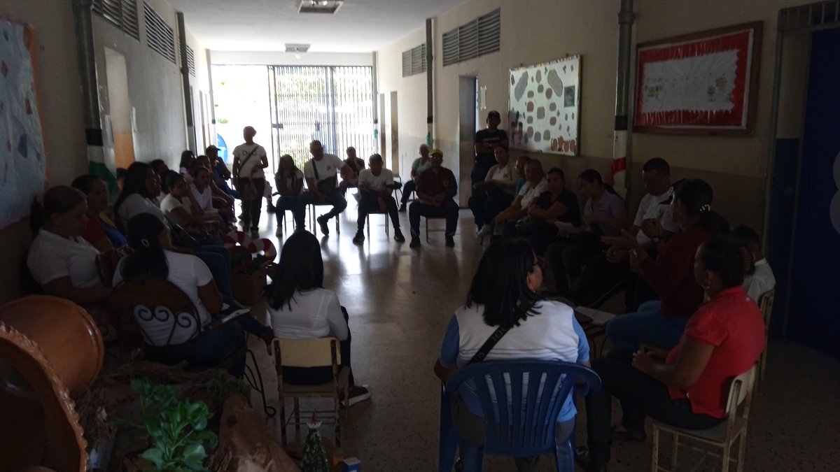 MichelePhillipe's tweet photo. Entérate.
Desde mi función Supervisora Del Centro De Desarrollo de La Calidad Educativa Municipal MEJIA nos fuimos  acompañar a Nuestra Muchachada Patria en El inicio del Segundo Momento Pedagógico.
@NicolasMaduro
@_LaAvanzadora
@GPintoVzla
@KarenlyPSUV 
#EducacionImparable 💜🇻🇪 https://t.co/UGIeyE8x1v