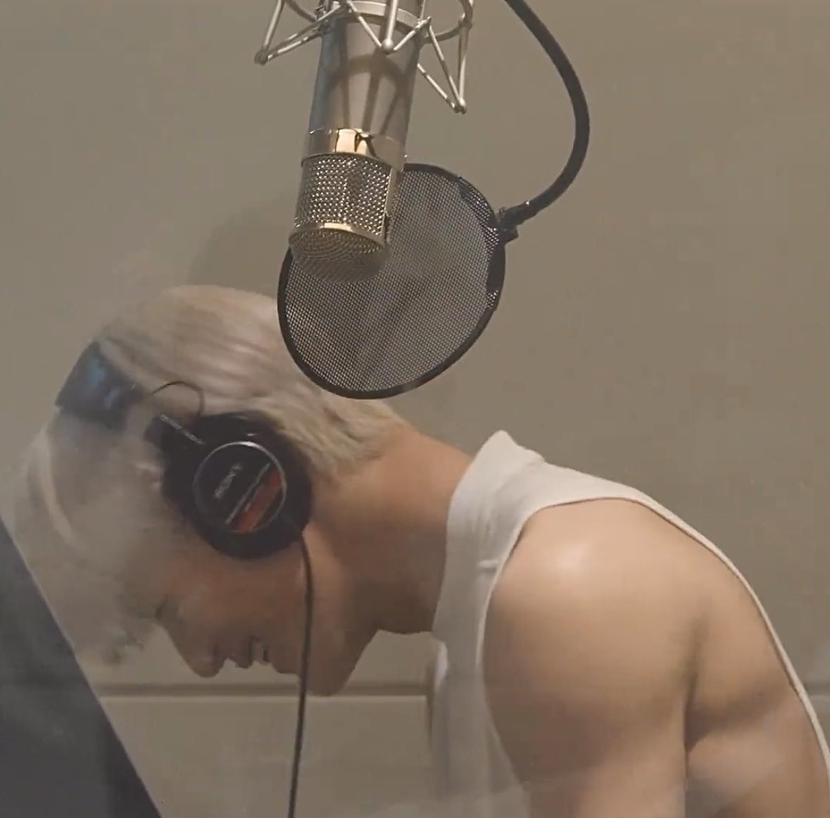 jenowley's tweet photo. jeno at practice room and recording room 😩 https://t.co/hOQS71ZSRw