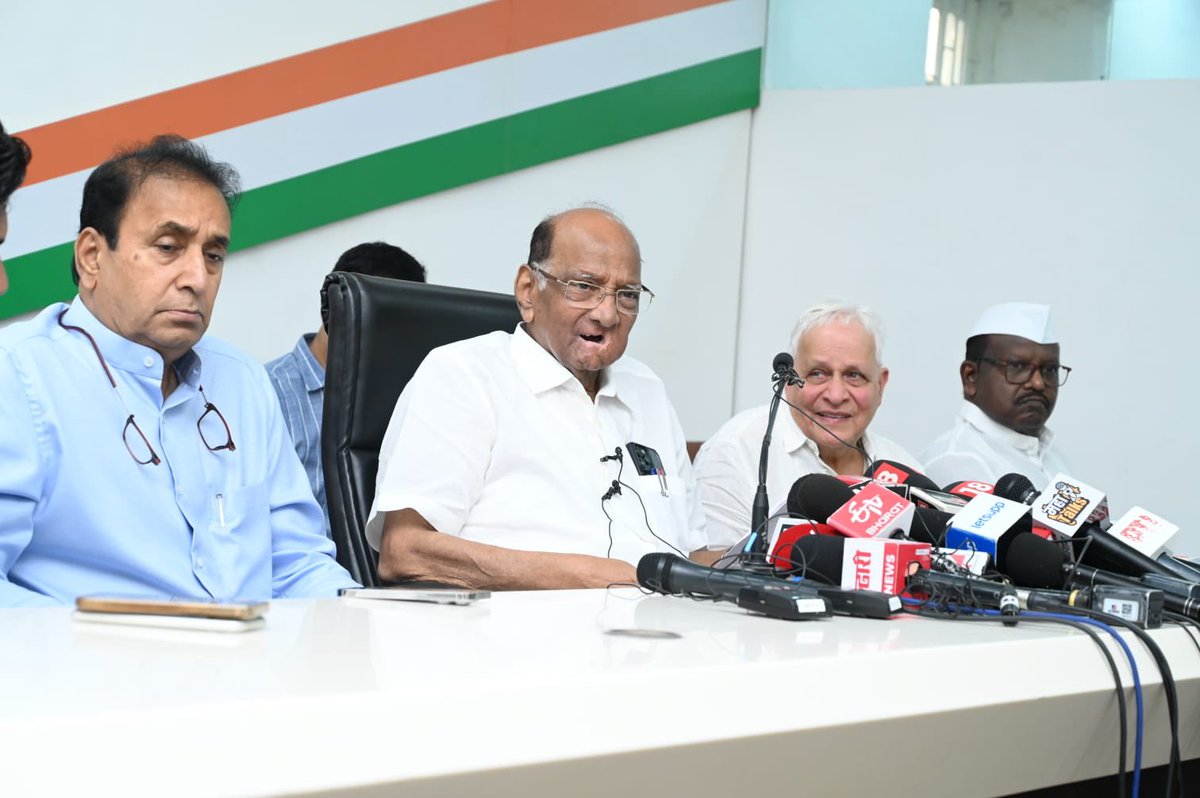 PawarSpeaks's tweet photo. राष्ट्रवादी काँग्रेस पक्षाच्या मुंबईतील प्रदेश कार्यालयात माध्यमांशी संवाद साधला. यावेळी माजी मंत्री, आमदार श्री. अनिल देशमुख, माजी आमदार, कोषाध्यक्ष श्री. हेमंत टकले, प्रदेश सरचिटणीस श्री. रवींद्र पवार व युवक प्रदेशाध्यक्ष श्री. महेबुब शेख हे उपस्थित होते. 

• बिल्कीस बानो यांच्या केस संदर्भात सुप्रीम कोर्टाचा जो निकाल झाला, ज्यात ७ व्यक्तींची हत्या आणि एका भगिनीवर अत्याचार याची सर्व पार्श्वभूमी ही गुजरातची आहे. निकालासाठी उशीर झाला पण, सुप्रीम कोर्टाने घेतलेला निर्णय अतिशय योग्य घेतला. स्त्री वर्गाला आणि सामान्य माणसाला एक प्रकारचा आधार देण्याचे काम कालच्या निकालातून सिद्ध झाले आहे. गुन्हेगारांची शिक्षा माफ करण्याचा निर्णय गुजरात सरकारने घेतला होता आणि सुप्रीम कोर्टाने असे सांगितले की, हा निकाल महाराष्ट्र सरकारने घ्यावा आणि ही केस महाराष्ट्रात चालू झाली. 

• राष्ट्रवादी काँग्रेस, काँग्रेस, शिवसेना आणि प्रकाश आंबेडकर व इतर पक्ष यांची संयुक्त बैठक आज दिल्लीमध्ये होणार आहे या बैठकीत साधारणतः आगामी निवडणुका संदर्भात एकत्रित काम कसे करावे यासंबंधीची चर्चा होणार आहे. राष्ट्रवादीकडून या चर्चेला श्री. जितेंद्र आव्हाड हे उपस्थित राहणार आहेत, त्यांना मी सल्ला दिलेला आहे की, पक्षाच्या वतीने तुम्ही भूमिका मांडावी. यानंतरही बैठका होतील तेव्हा पक्षाचे ज्येष्ठ नेते त्या ठिकाणी असतील.

• महाराष्ट्रात ४८ जागा आहेत. प्रत्येक पक्षाची मागणी ही असतेच, पण निकाल हा प्रायोगिकच घ्यावा लागतो.

• प्रकाश आंबेडकर यांना युतीत सामील करून घेण्याची भूमिका आजच्या मीटिंगमध्ये पक्षाकडून गेलेले नेते मांडतीलच, परंतु इंडियाच्या मीटिंगमध्ये मी स्वतः असेलच तिथेह��� आम्ही भूमिका मांडू.

• लोकसभेत आज काँग्रेसच्या जागा जास्त आहेत; काँग्रेस जास्त जागांवर जिंकूही शकते. 

• दिल्लीतले सरकार जोपर्यंत बदलत नाही तोपर्यंत ईडीच्या धाडी या चालतच राहतील. रवींद्र वायकर असो किंवा रोहित पवार असो यांच्यावर धाडी पडल्यात हे होत असतं, कारण की, सत्तेत बसलेल्या लोकांना हे करून घ्यायचेच असते. 

• इलेक्शन कमिशन समोर EVM मशीन संदर्भातला प्रस्ताव आम्ही पाठवलेला आहे, त्या प्��स्तावात EVM संदर्भात आमचा काही अनुभव आणि यासंबंधी काही दुरुस्त करण्याची शक्यता आणि हा निर्णय घेण्यासाठी इलेक्शन कमिशनने आम्हा लोकांना वेळ द्यावी, आमच्याशी चर्चा करावी, आमचं मत ऐकून घ्यावं आणि त्यात दुरुस्ती करावी, अशी मागणी आम्ही त्या ठिकाणी केली होती, पण इलेक्शन कमिशनने वेळ देणे, चर्चा करणे या दोन्ही गोष्टी मान्य केल्या नाहीत. 

• ज्यांच्याकडे केस आहे आणि ते गृहस्थ त्यांच्याकडे जात असतील, तर यातून संशयाला चिंता वाटावी अशी जागा निर्माण होते, नार्वेकर मुख्यमंत्र्यांच्या निवासस्थानी गेले नसते, तर त्यांच्या पदाची प्रतिष्ठा अजून वाढली असती. 

• पक्ष सोडून जाण्याचा ज्यांनी निर्णय घेतला त्यांना परत पक्षात जागा नाही. 

• ३० वर्षांपासून आम्ही हा पक्ष चालवत आहोत, त्यात इन्फो कंपोज याची जबाबदारी ही अजित पवारांवरच होती तेव्हा त्यांनी आपल्या कामावर जबाबदारीवर कधी लक्ष दिले नाही; आज देत आहे तर ठीक आहे. 

• शिंदेंकडे बहुमत आहे ही गोष्ट खरी आहे, तसे एका पक्षाला स्पष्ट बहुमत आहे अशी स्थिती नव्हती भाजप आणि नंतर शिंदे साहेबांचा पक्ष एकत्र आल्यानंतर ते बहुमत झालेले आहे आणि त्यामुळे स्वच्छ, निर्मळ बहुमत आहे अशी क्लेम करायची परिस्थिती नाही, परंतु जर नंबर पाहिले तर ते त्यांच्याकडे आहेत त्यामुळे त्यांनी काही काळजी घेण्याची आवश्यकता आहे. 

• इलेक्शन जवळ आलेले आहेत. चिन्ह आ��ि नावाची अडचण आहे, त्यामुळे आम्हीही इलेक्शन कमिशनकडून निकालाची प्रतीक्षा करत आहोत.

• वयाचा मुद्दा त्यांनी काढणं हे त्यांना योग्य वाटत असेल, तर त्यांनी तो काढला त्याबाबत मी काही बोलू इच्छित नाही. आता माझ्या बाबतीत बोलायचं झालं, तर मी संसदेत १९६७ साली आलो. कधी विधी मंडळ, तर कधी देशाचे संसद त्या ठिकाणी मी काम करतो आणि या सगळ्या काळामध्ये कधीही माझ्या सत्तेबद्दल, काम करण्याच्या पद्धतीबद्दल कधी विरोधकांनीही फार टीका केली नाही आणि प्रश्न वयाचा आणि कार्यक्षमतेचा असेल तर अनेक लोकांबद्दल मला सांगता येईल. उदा. मोरारजी देसाई; प्राईम मिनिस्टर होते, संसदेत काम करत होते, त्यांच्या मागे लोकांचे बहुमत होते आणि त्यामुळे अशा गोष्टींवर बोलावे असे मला वाटत नाही. 

• पार्लमेंटचा कालावधी माझा एक किंवा दीड वर्षात संपेल. लोकांनी मला निवडून दिलेले आहे, त्यामुळे मला त्यांच्या न्याय हक्कांसाठी लढणं स्वाभाविक आहे. माझा कालावधी संपल्यानंतर मी Conscious नाही करणार हे मी अनेक वेळा प्रसारमाध्यमांसमोर हे बोललेलो आहे.