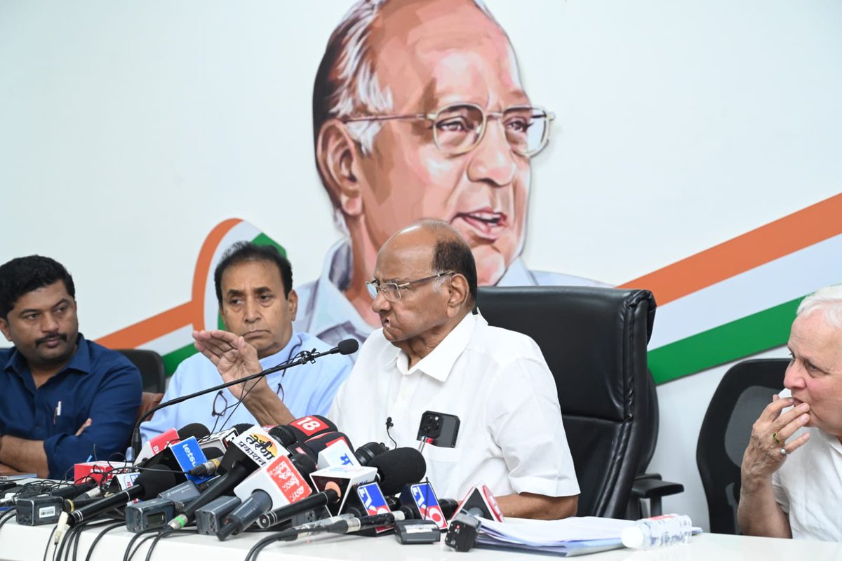 PawarSpeaks's tweet photo. राष्ट्रवादी काँग्रेस पक्षाच्या मुंबईतील प्रदेश कार्यालयात माध्यमांशी संवाद साधला. यावेळी माजी मंत्री, आमदार श्री. अनिल देशमुख, माजी आमदार, कोषाध्यक्ष श्री. हेमंत टकले, प्रदेश सरचिटणीस श्री. रवींद्र पवार व युवक प्रदेशाध्यक्ष श्री. महेबुब शेख हे उपस्थित होते. 

• बिल्कीस बानो यांच्या केस संदर्भात सुप्रीम कोर्टाचा जो निकाल झाला, ज्यात ७ व्यक्तींची हत्या आणि एका भगिनीवर अत्याचार याची सर्व पार्श्वभूमी ही गुजरातची आहे. निकालासाठी उशीर झाला पण, सुप्रीम कोर्टाने घेतलेला निर्णय अतिशय योग्य घेतला. स्त्री वर्गाला आणि सामान्य माणसाला एक प्रकारचा आधार देण्याचे काम कालच्या निकालातून सिद्ध झाले आहे. गुन्हेगारांची शिक्षा माफ करण्याचा निर्णय गुजरात सरकारने घेतला होता आणि सुप्रीम कोर्टाने असे सांगितले की, हा निकाल महाराष्ट्र सरकारने घ्यावा आणि ही केस महाराष्ट्रात चालू झाली. 

• राष्ट्रवादी काँग्रेस, काँग्रेस, शिवसेना आणि प्रकाश आंबेडकर व इतर पक्ष यांची संयुक्त बैठक आज दिल्लीमध्ये होणार आहे या बैठकीत साधारणतः आगामी निवडणुका संदर्भात एकत्रित काम कसे करावे यासंबंधीची चर्चा होणार आहे. राष्ट्रवादीकडून या चर्चेला श्री. जितेंद्र आव्हाड हे उपस्थित राहणार आहेत, त्यांना मी सल्ला दिलेला आहे की, पक्षाच्या वतीने तुम्ही भूमिका मांडावी. यानंतरही बैठका होतील तेव्हा पक्षाचे ज्येष्ठ नेते त्या ठिकाणी असतील.

• महाराष्ट्रात ४८ जागा आहेत. प्रत्येक पक्षाची मागणी ही असतेच, पण निकाल हा प्रायोगिकच घ्यावा लागतो.

• प्रकाश आंबेडकर यांना युतीत सामील करून घेण्याची भूमिका आजच्या मीटिंगमध्ये पक्षाकडून गेलेले नेते मांडतीलच, परंतु इंडियाच्या मीटिंगमध्ये मी स्वतः असेलच तिथेह��� आम्ही भूमिका मांडू.

• लोकसभेत आज काँग्रेसच्या जागा जास्त आहेत; काँग्रेस जास्त जागांवर जिंकूही शकते. 

• दिल्लीतले सरकार जोपर्यंत बदलत नाही तोपर्यंत ईडीच्या धाडी या चालतच राहतील. रवींद्र वायकर असो किंवा रोहित पवार असो यांच्यावर धाडी पडल्यात हे होत असतं, कारण की, सत्तेत बसलेल्या लोकांना हे करून घ्यायचेच असते. 

• इलेक्शन कमिशन समोर EVM मशीन संदर्भातला प्रस्ताव आम्ही पाठवलेला आहे, त्या प्��स्तावात EVM संदर्भात आमचा काही अनुभव आणि यासंबंधी काही दुरुस्त करण्याची शक्यता आणि हा निर्णय घेण्यासाठी इलेक्शन कमिशनने आम्हा लोकांना वेळ द्यावी, आमच्याशी चर्चा करावी, आमचं मत ऐकून घ्यावं आणि त्यात दुरुस्ती करावी, अशी मागणी आम्ही त्या ठिकाणी केली होती, पण इलेक्शन कमिशनने वेळ देणे, चर्चा करणे या दोन्ही गोष्टी मान्य केल्या नाहीत. 

• ज्यांच्याकडे केस आहे आणि ते गृहस्थ त्यांच्याकडे जात असतील, तर यातून संशयाला चिंता वाटावी अशी जागा निर्माण होते, नार्वेकर मुख्यमंत्र्यांच्या निवासस्थानी गेले नसते, तर त्यांच्या पदाची प्रतिष्ठा अजून वाढली असती. 

• पक्ष सोडून जाण्याचा ज्यांनी निर्णय घेतला त्यांना परत पक्षात जागा नाही. 

• ३० वर्षांपासून आम्ही हा पक्ष चालवत आहोत, त्यात इन्फो कंपोज याची जबाबदारी ही अजित पवारांवरच होती तेव्हा त्यांनी आपल्या कामावर जबाबदारीवर कधी लक्ष दिले नाही; आज देत आहे तर ठीक आहे. 

• शिंदेंकडे बहुमत आहे ही गोष्ट खरी आहे, तसे एका पक्षाला स्पष्ट बहुमत आहे अशी स्थिती नव्हती भाजप आणि नंतर शिंदे साहेबांचा पक्ष एकत्र आल्यानंतर ते बहुमत झालेले आहे आणि त्यामुळे स्वच्छ, निर्मळ बहुमत आहे अशी क्लेम करायची परिस्थिती नाही, परंतु जर नंबर पाहिले तर ते त्यांच्याकडे आहेत त्यामुळे त्यांनी काही काळजी घेण्याची आवश्यकता आहे. 

• इलेक्शन जवळ आलेले आहेत. चिन्ह आ��ि नावाची अडचण आहे, त्यामुळे आम्हीही इलेक्शन कमिशनकडून निकालाची प्रतीक्षा करत आहोत.

• वयाचा मुद्दा त्यांनी काढणं हे त्यांना योग्य वाटत असेल, तर त्यांनी तो काढला त्याबाबत मी काही बोलू इच्छित नाही. आता माझ्या बाबतीत बोलायचं झालं, तर मी संसदेत १९६७ साली आलो. कधी विधी मंडळ, तर कधी देशाचे संसद त्या ठिकाणी मी काम करतो आणि या सगळ्या काळामध्ये कधीही माझ्या सत्तेबद्दल, काम करण्याच्या पद्धतीबद्दल कधी विरोधकांनीही फार टीका केली नाही आणि प्रश्न वयाचा आणि कार्यक्षमतेचा असेल तर अनेक लोकांबद्दल मला सांगता येईल. उदा. मोरारजी देसाई; प्राईम मिनिस्टर होते, संसदेत काम करत होते, त्यांच्या मागे लोकांचे बहुमत होते आणि त्यामुळे अशा गोष्टींवर बोलावे असे मला वाटत नाही. 

• पार्लमेंटचा कालावधी माझा एक किंवा दीड वर्षात संपेल. लोकांनी मला निवडून दिलेले आहे, त्यामुळे मला त्यांच्या न्याय हक्कांसाठी लढणं स्वाभाविक आहे. माझा कालावधी संपल्यानंतर मी Conscious नाही करणार हे मी अनेक वेळा प्रसारमाध्यमांसमोर हे बोललेलो आहे.