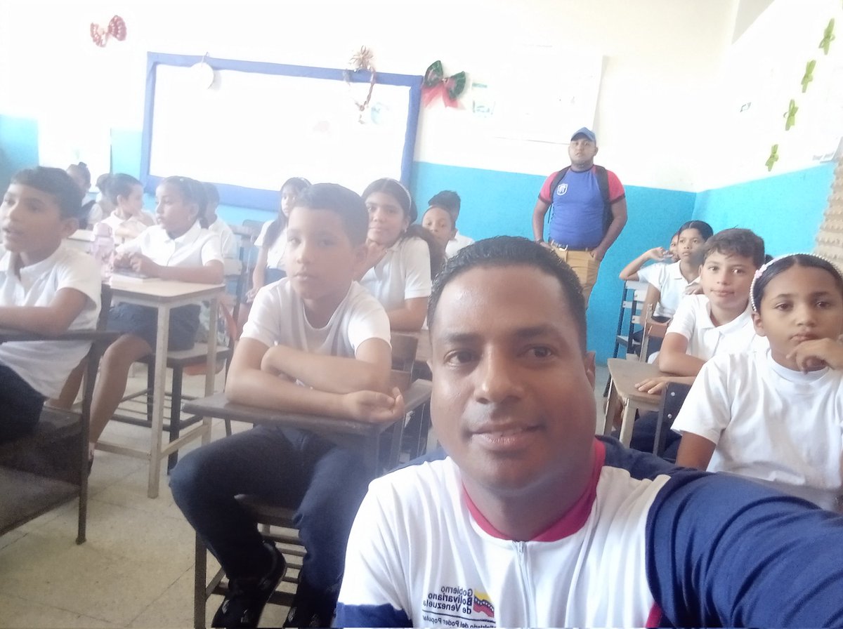 MichelePhillipe's tweet photo. Entérate.
Desde mi función Supervisora Del Centro De Desarrollo de La Calidad Educativa Municipal MEJIA nos fuimos  acompañar a Nuestra Muchachada Patria en El inicio del Segundo Momento Pedagógico.
@NicolasMaduro
@_LaAvanzadora
@GPintoVzla
@KarenlyPSUV 
#EducacionImparable 💜🇻🇪 https://t.co/UGIeyE8x1v