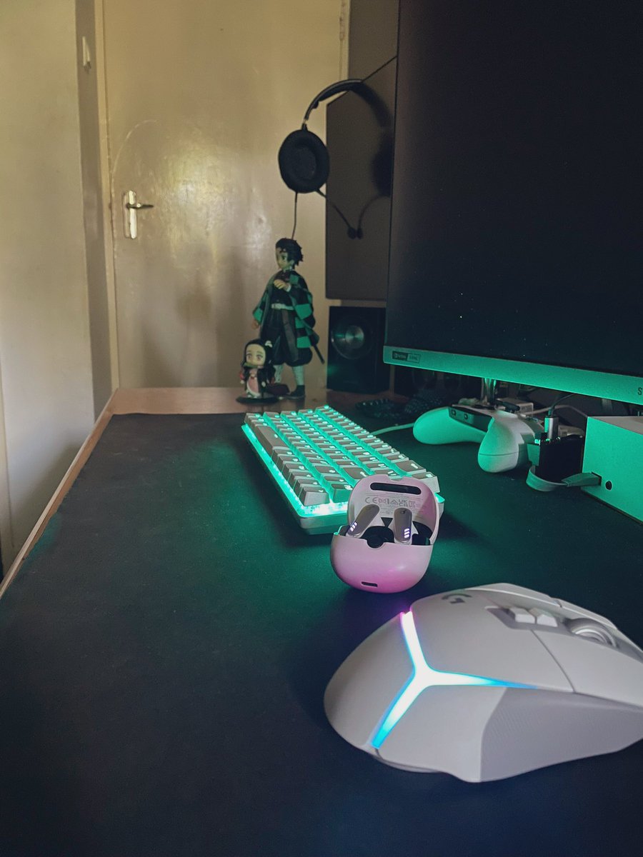 josePedroDava's tweet photo. We “backen”
Adapting to the “new” setup…
#XboxSeriesS #keyboard #cod #Warzone #vrp10 https://t.co/sZTd2TWyJh