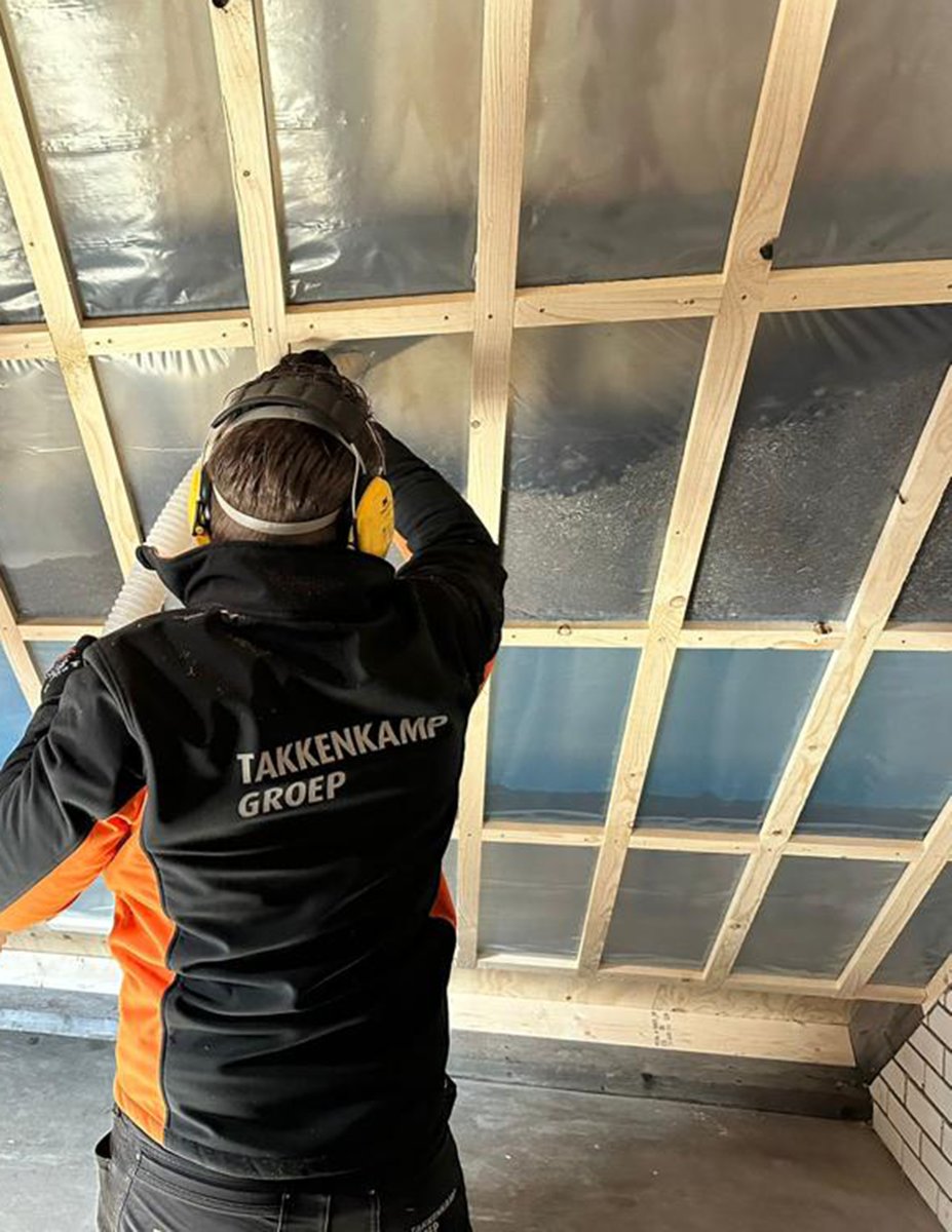 Vezels van gewassen inblazen als na-isolatie bij hellende daken. Takkenkamp Groep  doet op dit gebied vooronderzoek voor Building Balance en ziet stro en miscanthus als meest kansrijk voor opschaling.
aannemervak.nl/duurzaam-bouwe…