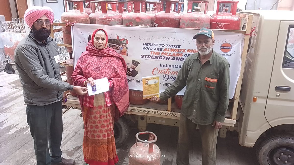 सादुलशहर गैस सर्विस द्वारा इंडियन ऑयल दिवस के उपलक्ष में सेफ्टी क्लीनिक का आयोजन किया गया जिसमें ग्राहकों को सेफ्टी के बारे  में बताया गया डिलीवरी मैन द्वारा उपभोक्ता को सेफ्टी पंपलेट वितरित किए गए और मिठाईयां और चॉकलेट वितरित की गई <a href="/Jodhpur_AO_IOCL/">Indane Divisional Office , Jodhpur</a> <a href="/Rohitv01/">Rohit Kumar</a> <a href="/Kulvind22001115/">Kulvinder</a>