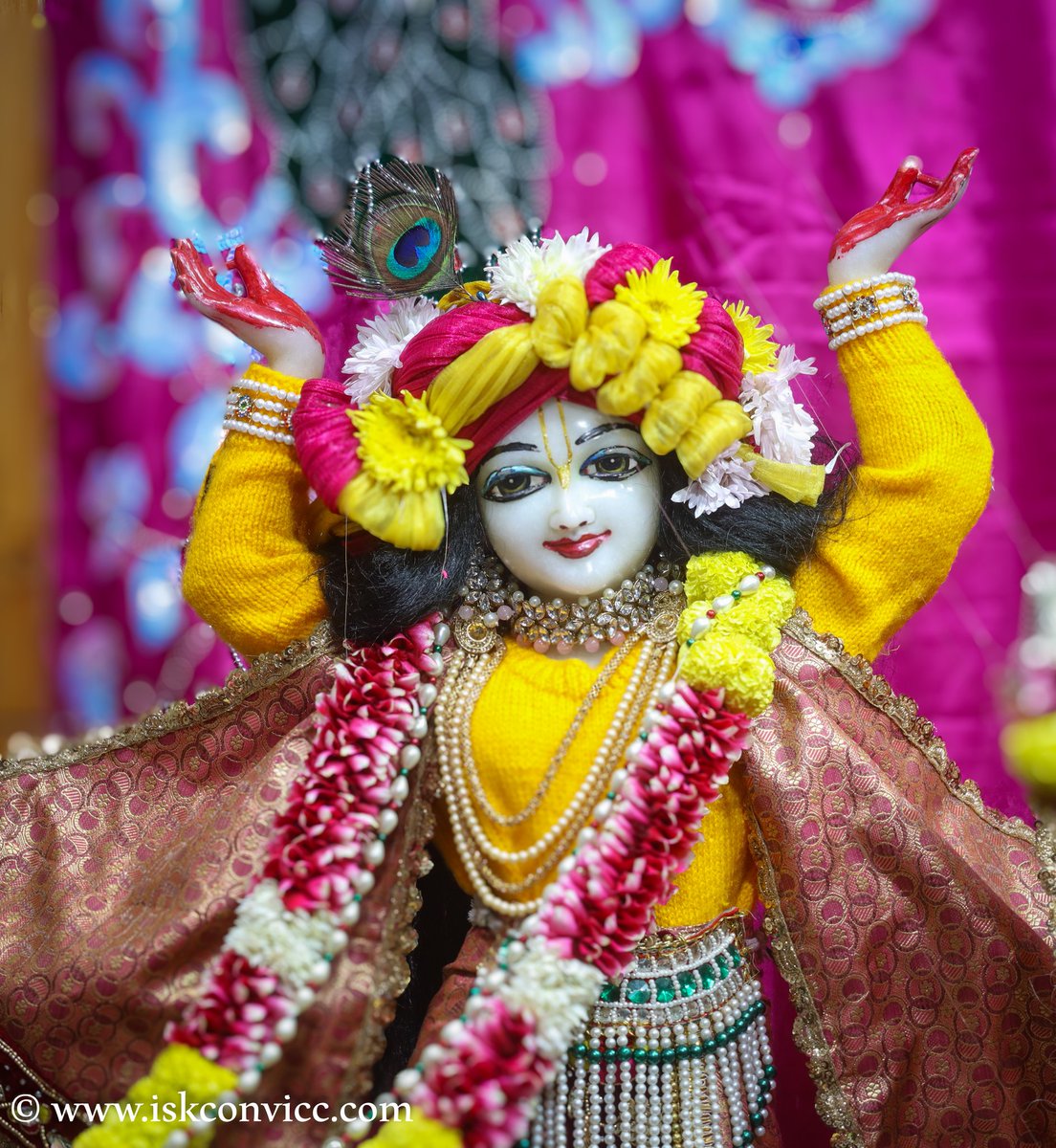 iskconvicc's tweet photo. Śrī Śrī Radha Gopal Darshan - 9/1/2024 @iskconvicc

#iskconvicc #iskconvaranasi #india #tuesday #tuesdaydarshan #shriradhe #shrikrishna #gaurahari #brown #manglaaarti #shringaar #shricharan #iskcontemple #iskconchowpatty #iskcondwarka https://t.co/dyi4VveBzI