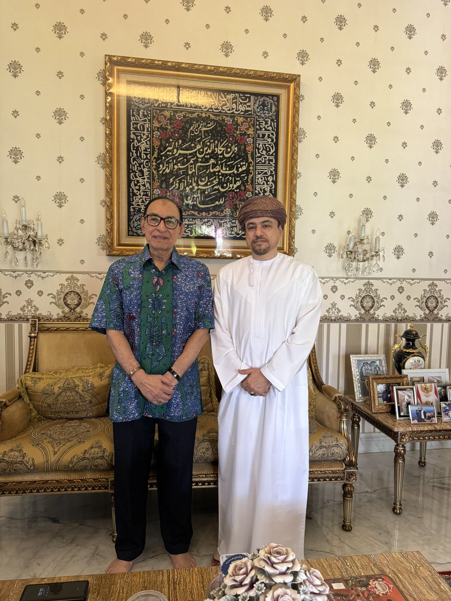 shanfari15's tweet photo. سعُدت بلقاء معالي علوي شهاب وزير الخارجية الإندونيسي السابق، والاستماع الى تحليلاته حول الانتخابات الرئاسية والبرلمانية الإندونيسية القادمة. كما تم التطرق للفرص الاستثمارية والاقتصادية في البلدين. https://t.co/TEpDvUVTJO