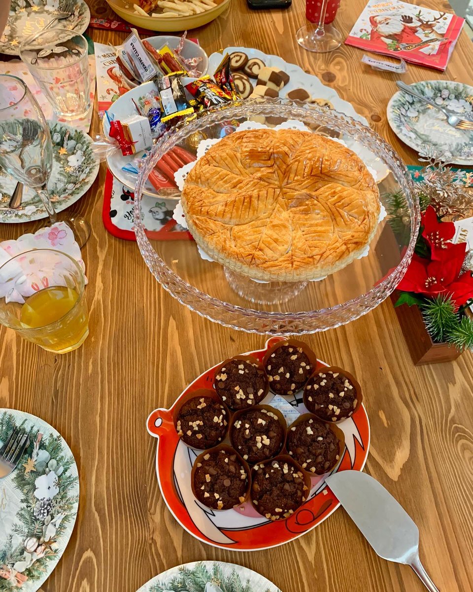 bon_bon_Chofu's tweet photo. 12月に早めに作ったガレット・デ・ロワ
大人数で食べると盛り上がった🥰

中はもちろんチョコレート生地！！🍫 https://t.co/M8Y71gmN4S