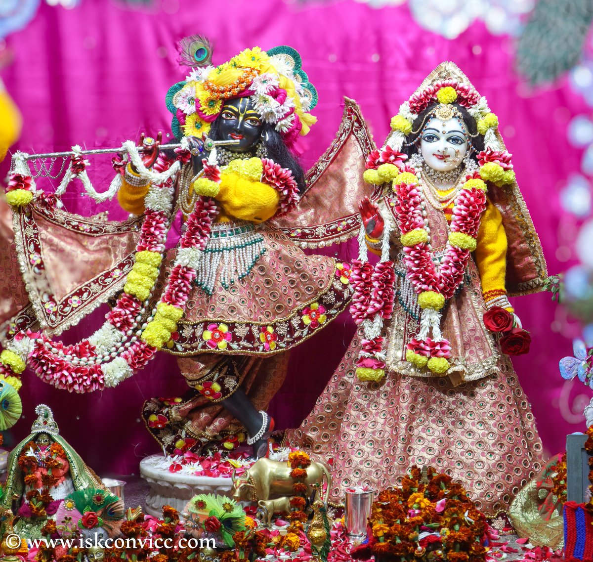 iskconvicc's tweet photo. Śrī Śrī Radha Gopal Darshan - 9/1/2024 @iskconvicc

#iskconvicc #iskconvaranasi #india #tuesday #tuesdaydarshan #shriradhe #shrikrishna #gaurahari #brown #manglaaarti #shringaar #shricharan #iskcontemple #iskconchowpatty #iskcondwarka https://t.co/dyi4VveBzI