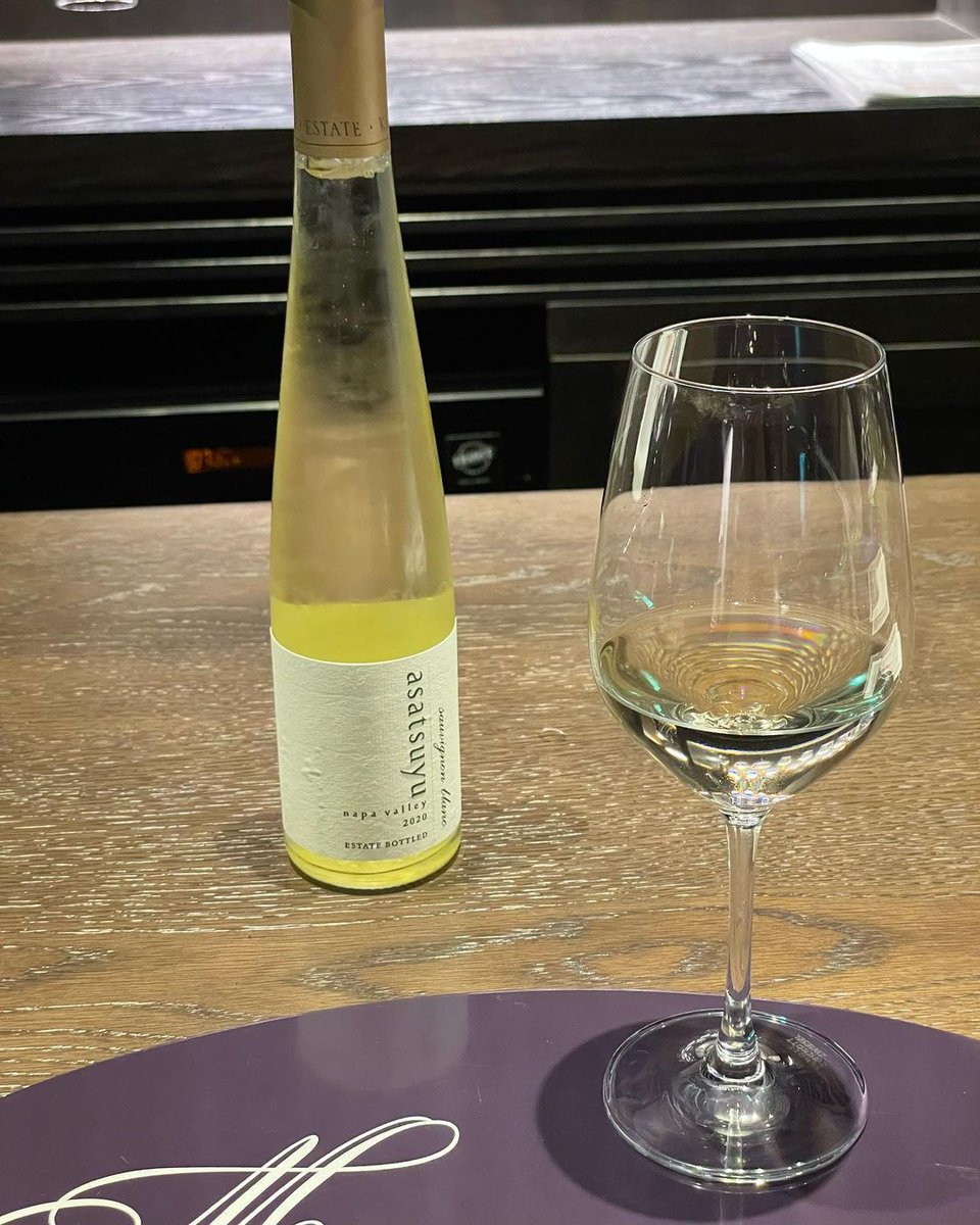 Muun1220's tweet photo. 最高に美味しい あさつゆ ワインを飲みながら、大好きな人たちとお喋りして時間過ごした✨

このハーフボトルかわいい♡

大好きな紫色が溢れてて、目も幸せでした🕺🏽🤍へへ https://t.co/Z1AUtnwwjR