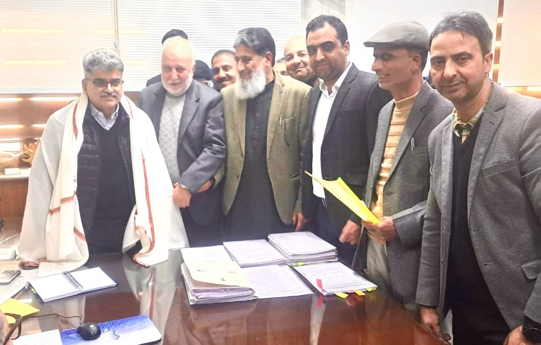 RisingKashmir's tweet photo. #KTMF delegation meets #ChiefSecretary, highlights #economic concernsย
@OfficeOfLGJandK @diprjk
https://t.co/wzeLYmFhWb https://t.co/Zc8GiHi0eV