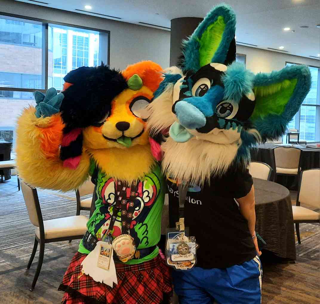 met scourge IN THE REAL + cool green moth(?) dog and xushooooo ^_^!!! the warriors fan panel was soooo much fun