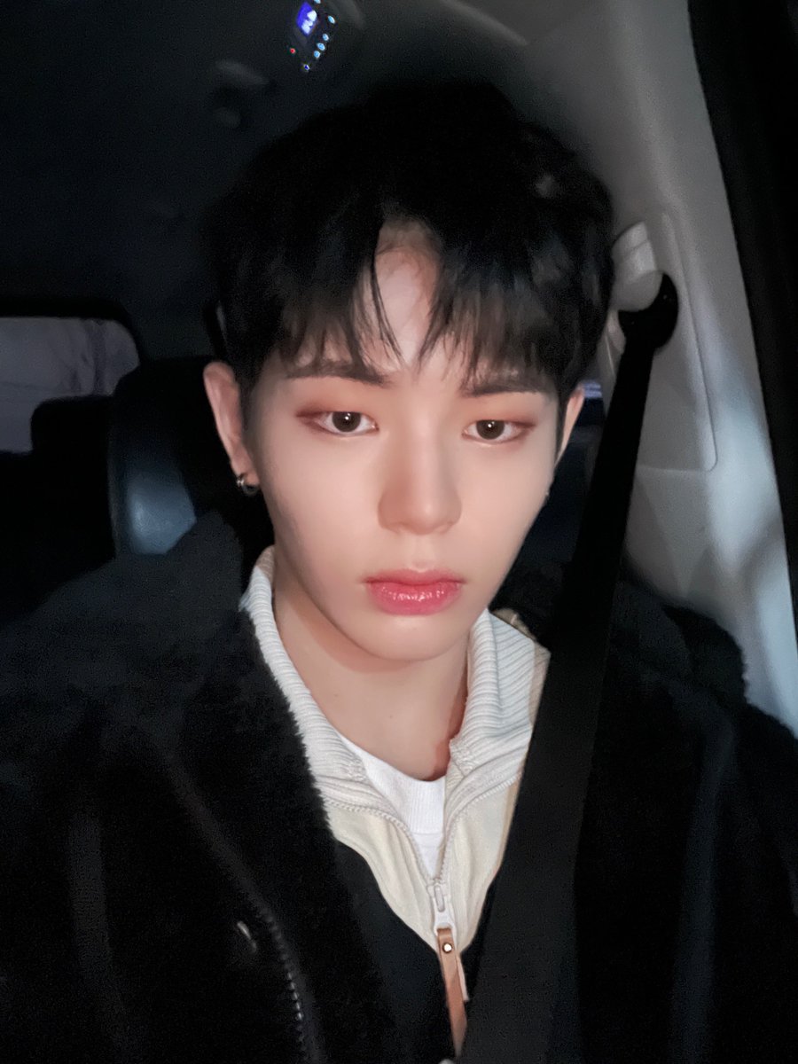 EVNNE_official's tweet photo. 셀카 마스터로 돌아온 흑발셀카! 이번 컴백도 잘 부탁해😘

#EVNNE #이븐 #문정현 #MUNJUNGHYUN https://t.co/yzOYVgDnxs