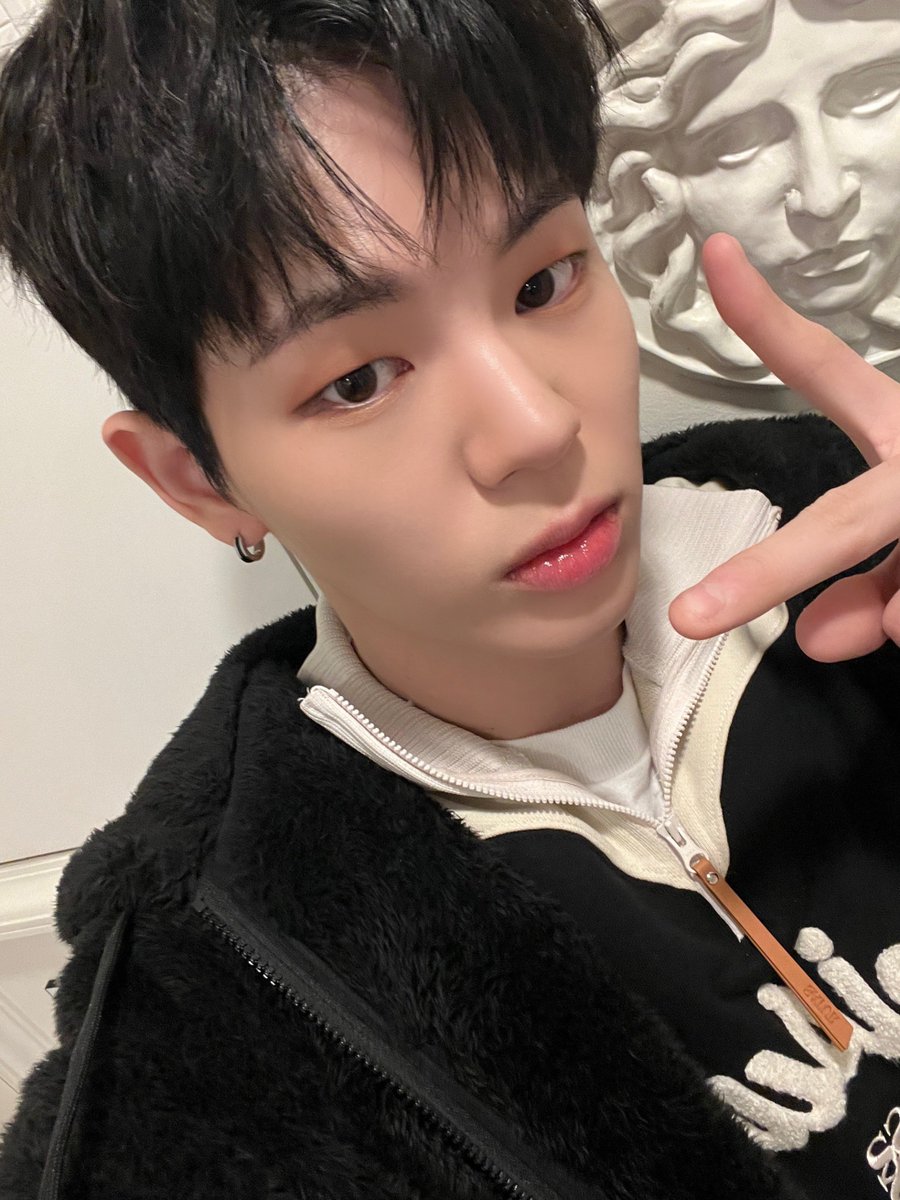 EVNNE_official's tweet photo. 셀카 마스터로 돌아온 흑발셀카! 이번 컴백도 잘 부탁해😘

#EVNNE #이븐 #문정현 #MUNJUNGHYUN https://t.co/yzOYVgDnxs