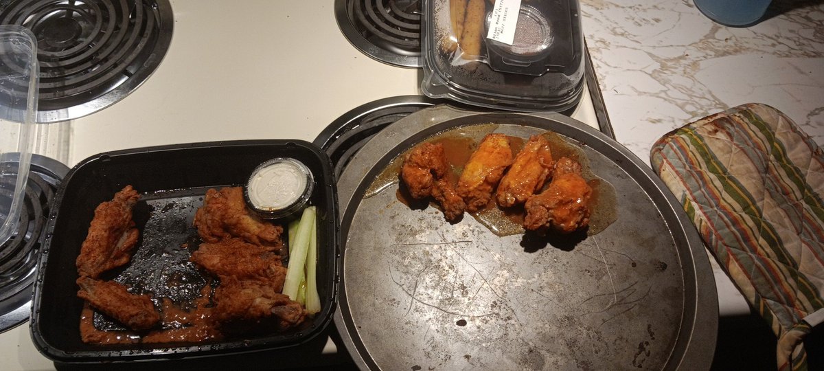 Purecountry31's tweet photo. Don't ever order from Applebee's in Painted Post New York. I've been a chef for 30 years. This is the worse wings I've ever had. I actually had to flavor my own wings. The breading with bone in. No flavor. Disgusting and dry. I do not recommend this place at all. https://t.co/uhb5aduMbM