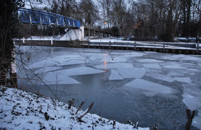 patlinberg's tweet photo. 9.01.10 A chilly memory of snow and floe ice at #TeddingtonLock. 9.01.24 @TW11Harbour @Tidal_Thames95 @ThamesPathNT @Visit_Richmond1 @TWmagazines @Teddington_Town @TeddingtonNub @SallyWeather @itvlondon @Visit_Richmond1 @riverlevel_1182 @metoffice #loveukweather https://t.co/GmRWQoneXw