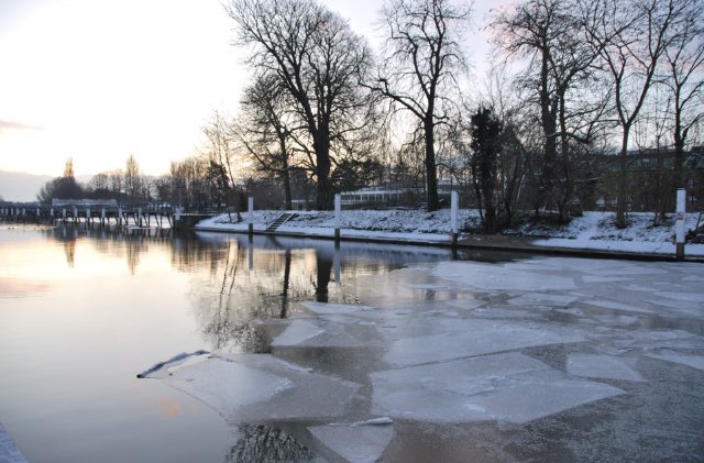 patlinberg's tweet photo. 9.01.10 A chilly memory of snow and floe ice at #TeddingtonLock. 9.01.24 @TW11Harbour @Tidal_Thames95 @ThamesPathNT @Visit_Richmond1 @TWmagazines @Teddington_Town @TeddingtonNub @SallyWeather @itvlondon @Visit_Richmond1 @riverlevel_1182 @metoffice #loveukweather https://t.co/GmRWQoneXw