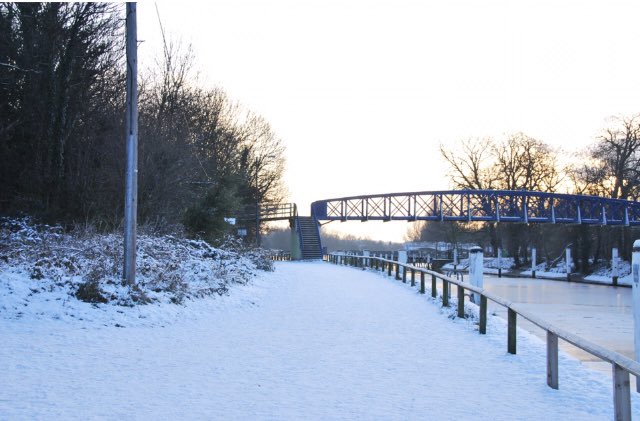 9.01.10 A chilly memory of snow and floe ice at #TeddingtonLock. 9.01.24 @TW11Harbour @Tidal_Thames95 @ThamesPathNT @Visit_Richmond1 @TWmagazines @Teddington_Town @TeddingtonNub @SallyWeather @itvlondon @Visit_Richmond1 @riverlevel_1182 @metoffice #loveukweather