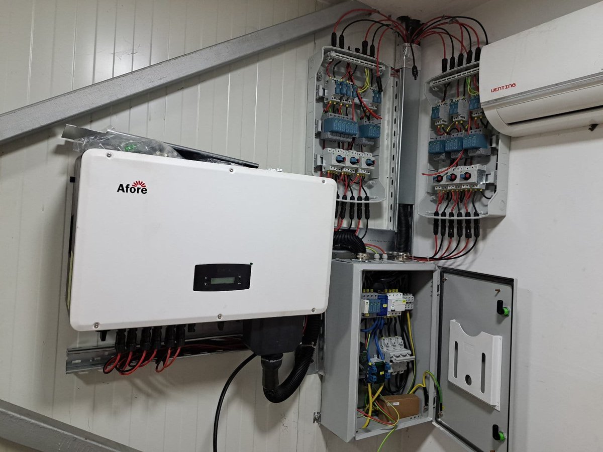 grace_aswich's tweet image. Another application case！
ONCCY'Solar PV combiner box is combined with fuses, SPDs, and breakers or SPDs+isolator switches+RCCB and so on. It has an IP65 PC Box V0 flame retardant level PC flame retardant plastic shell and is UV-Proof.
bit.ly/3NFXRZD
#combinerbox #fuse