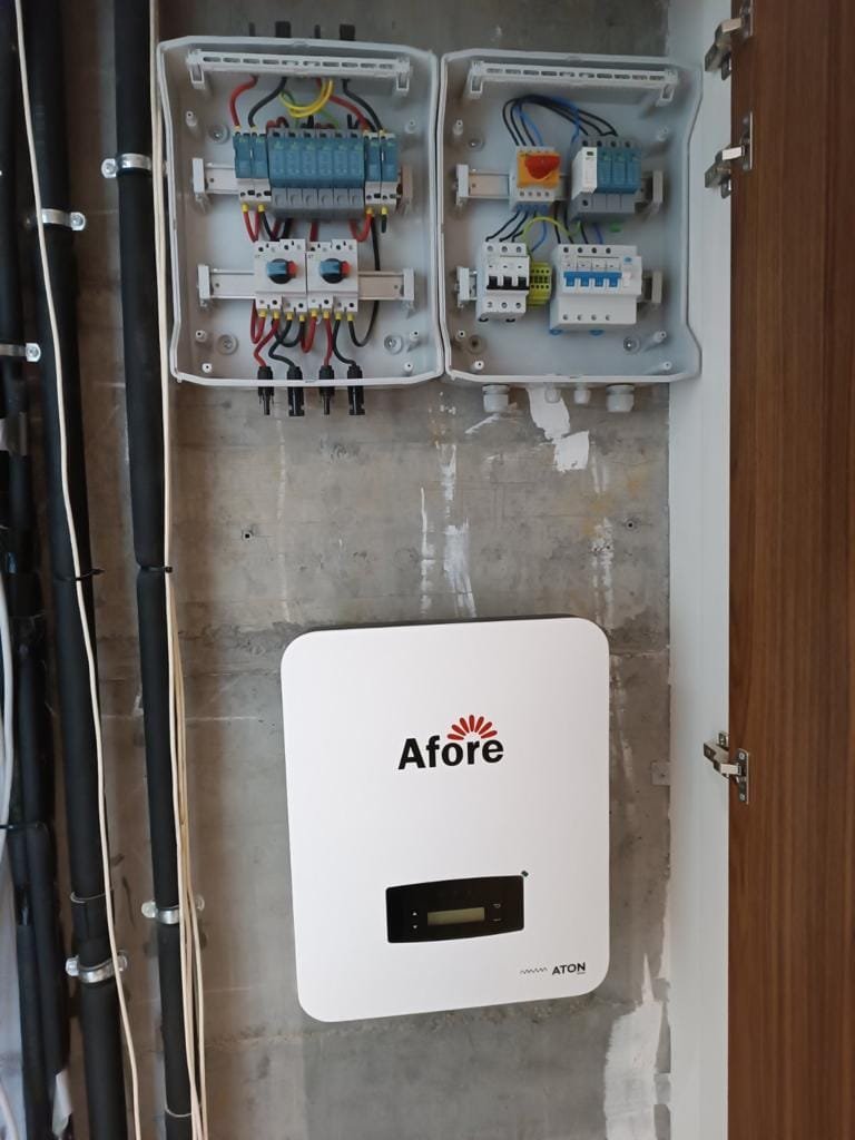 grace_aswich's tweet image. Another application case！
ONCCY'Solar PV combiner box is combined with fuses, SPDs, and breakers or SPDs+isolator switches+RCCB and so on. It has an IP65 PC Box V0 flame retardant level PC flame retardant plastic shell and is UV-Proof.
bit.ly/3NFXRZD
#combinerbox #fuse