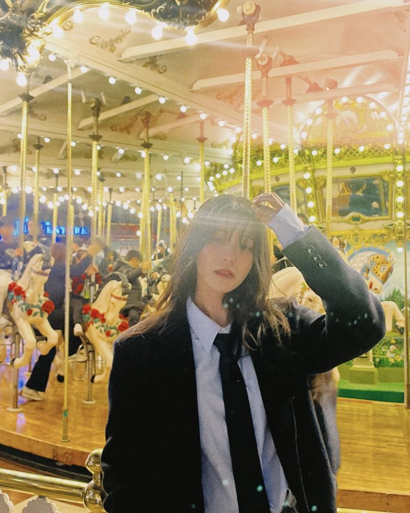 jihoenr's tweet photo. In these radiant surroundings, I find myself immersed in the sheer magic of the moment, where the lights of Lotte World dance in harmony, creating a scene that is not only visually stunning but also deeply memorable. https://t.co/dhiguPE3Yo